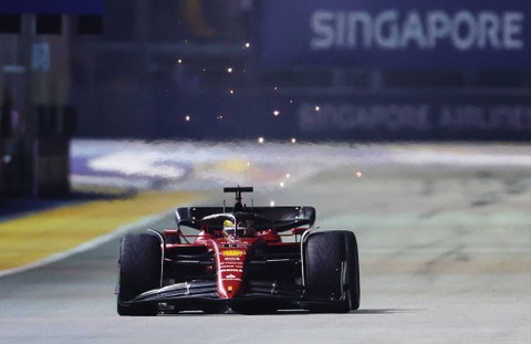Pembalap Ferrari Charles Leclerc beraksi selama kualifikasi di Sirkuit Jalan Marina Bay, Singapura, Sabtu (1/10/2022). Foto: Edgar Su/REUTERS