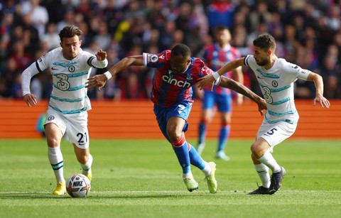 ordan Ayew dari Crystal Palace beraksi dengan Ben Chilwell dan Jorginho dari Chelsea. Foto: Hannah McKay/REUTERS