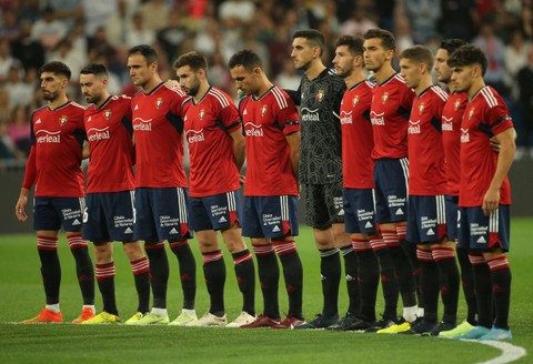 Pemain Osasuna berbaris saat lagu kebangsaan sebelum pertandingan melawan Real Madrid di Santiago Bernabeu, Madrid, Spanyol. Foto: Isabel Infantes/Reuters