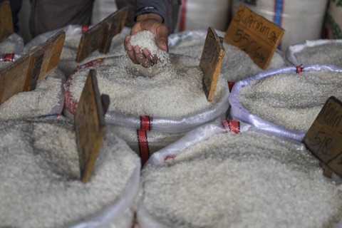 Calon pembeli mengecek kualitas beras di Pasar Induk Beras Cipinang, Jakarta, Senin (3/10/2022). Foto: M Risyal Hidayat/ANTARA FOTO