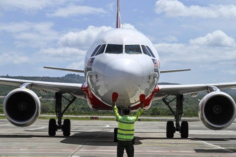 Pesawat penumpang AirAsia tiba dari Malaysia untuk pertama kalinya setelah sempat terhenti hampir tiga tahun akibat pandemi Covid-19, di Bandara Internasional Sultan Iskandar Muda, Blang Bintang, Aceh, Senin (3/9/2022). Foto: Chaideer Mahyuddin/AFP