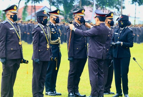 Kapolri Jenderal Pol Listyo Sigit Prabowo melantik 2.073 perwira Polri lulusan Sekolah Inspektur Polisi angkatan (SIP) ke-51 tahun 2022. Foto: Polri