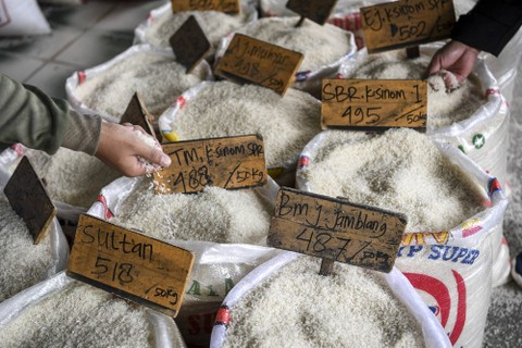 Calon pembeli mengecek kualitas beras di Pasar Induk Beras Cipinang, Jakarta, Selasa (4/10/2022). Foto: M Risyal Hidayat/ANTARA FOTO