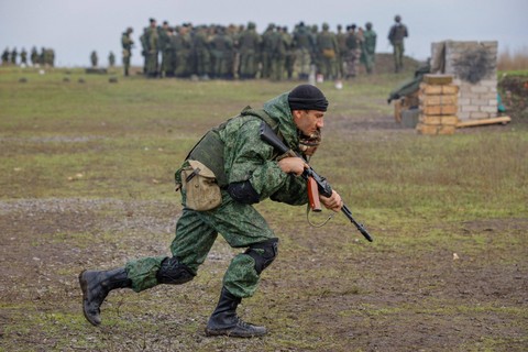Tentara cadangan Rusia yang baru ikut serta dalam pelatihan di wilayah Donetsk, Ukraina yang dikuasai Rusia di wilayah Donetsk, Ukraina yang dikuasai Rusia. Foto: Alexander Ermochenko/REUTERS