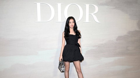 Gaya Cewek Mamba Feminin ala Jisoo Blackpink di Paris Fashion Week. Foto: Dior