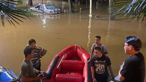 Banjir di Kemang Belum Surut, Warga Dievakuasi Pakai Perahu Karet