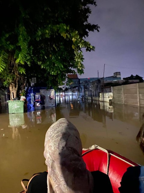 Banjir di Kemang Belum Surut, Warga Dievakuasi Pakai Perahu Karet (1)