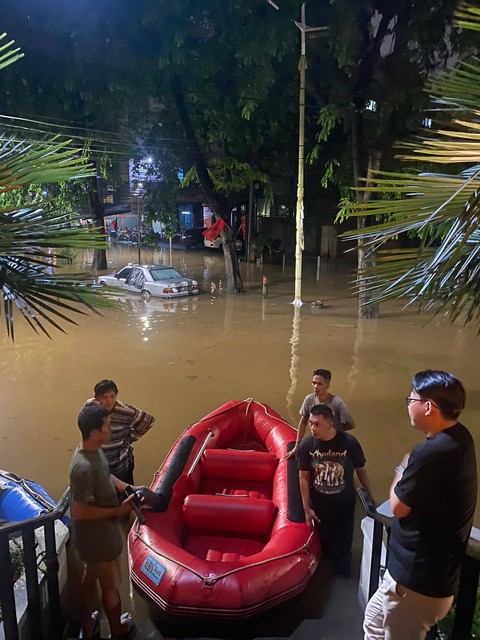 Banjir di Kemang Belum Surut, Warga Dievakuasi Pakai Perahu Karet (2)