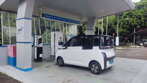 Pengecasan mobil listrik Wuling Air ev di SPKLU Puspiptek, Serpong. Foto: Aditya Pratama Niagara/kumparan