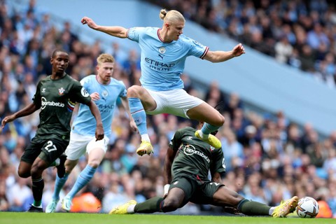 Pemain Manchester City Erling Braut Haaland beraksi dengan pemain Southampton Mohammed Salisu di Stadion Etihad, Manchester, Inggris, Sabtu (8/10/2022). Foto: Phil Noble/REUTERS