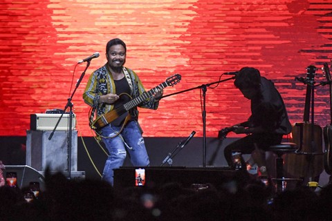 Musisi Is Pusakata (kedua kanan) tampil berkolaborasi dengan grup musik Payung Teduh pada hari kedua Synchronize Fest 2022 di Gambir Expo Kemayoran, Jakarta, Sabtu (8/10/2022). Foto: Hafidz Mubarak A/Antara Foto