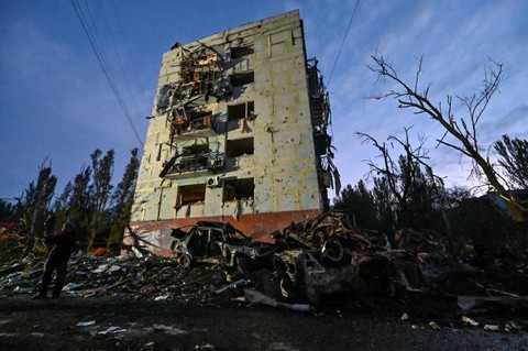 Pemandangan menunjukkan sebuah bangunan tempat tinggal di Ukraina hancur akibat serangan Rusia. Minggu (9/10/2022). Foto: Reuters/Stinger