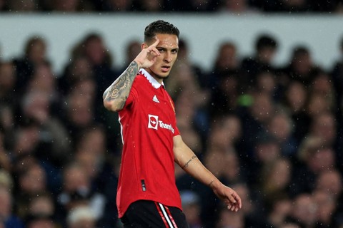 Pemain Manchester United Antony merayakan gol pertama mereka saat hadapi Everton di Goodison Park, Liverpool, Inggris, Minggu (9/10/2022). Foto: Action Images via Reuters/Carl Recine
