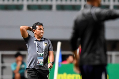 Pelatih Kepala Timnas U-17 Indonesia Bima Sakti (kiri) mengamati jalannya pertandingan saat melawan Timnas U-17 Malaysia di Stadion Pakansari, Cibinong, Kabupaten Bogor, Jawa Barat, Minggu (9/10/2022). Foto: M Risyal Hidayat/ANTARA FOTO