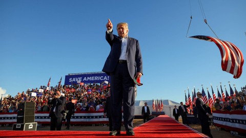 Mantan Presiden AS Donald Trump berbicara dalam rapat umum menjelang pemilihan paruh waktu, di Mesa, Arizona, AS, Minggu (9/10/2022). Foto: Brian Snyder/REUTERS