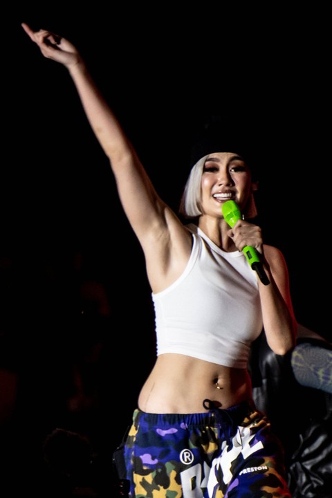 Agnez Mo tampil pada hari ketiga Synchronize Fest 2022 di Gambir Expo Kemayoran, Jakarta, Minggu (9/10/2022). Foto: Muhammad Adimaja/Antara Foto