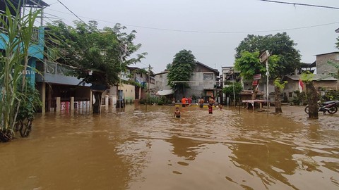 Banjir di RW 07 Kelurahan Bidara Cina, Jakarta Timur, Senin (10/10/2022). Foto: Jonathan Devin/kumparan