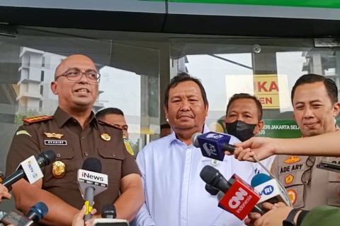 (Kiri ke kanan) Kajari Jaksel Syarief Sulaeman Nahdi, Ketua PN Jaksel Saut Maruli Tua Pasaribu, dan Kapolres Jaksel Kombes Ade Ary Syam Indradi di PN Jaksel, Senin (10/10/2022). Foto: Hedi/kumparan