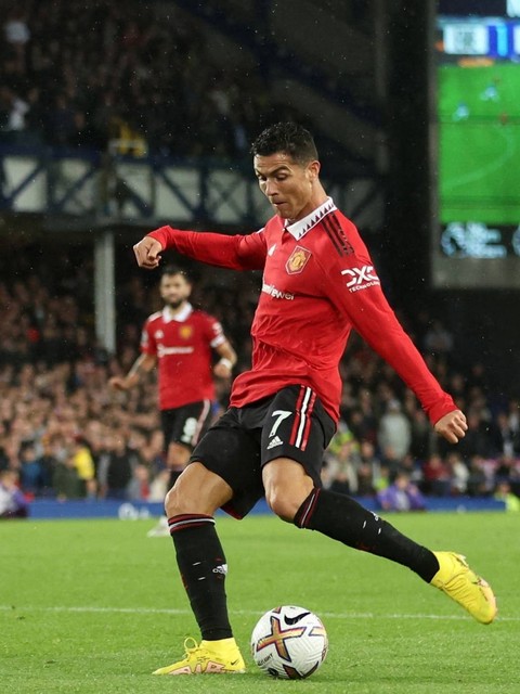 Pemain Manchester United Cristiano Ronaldo mencetak gol kedua mereka saat hadapi Everton di Goodison Park, Liverpool, Inggris, Minggu (9/10/2022). Foto: Carl Recine/Reuters