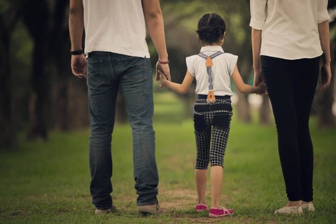 Ilustrasi anak dengan orang tua bercerai. Foto: TORWAISTUDIO/Shutterstock