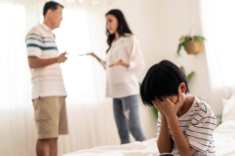 Perilaku Buruk Orang Tua yang Harus Segera Dihentikan, Bisa Ditiru Anak! Foto: Hananeko_Studio/Shutterstock