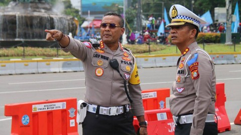 Dirlantas Polda Metro Jaya, Kombes Latif Usman (kiri). Foto: Twitter/@TMCPoldaMetro