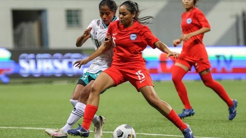 Timnas Wanita Indonesia melawan Singapura di laga uji coba, Senin (11/10). Foto: Instagram/@fasingapore