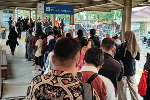 Antrean mengular di halte Transjakarta Manggarai karena tap kartu yang masih belum normal. Foto: Dok. Istimewa
