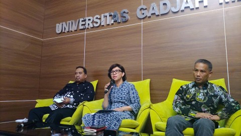 Rektor Universitas Gadjah Mada (tengah) menggelar konferensi pers untuk menjawab isu soal ijazah S1 Jokowi yang disebut palsu. Isu ijazah Jokowi palsu ini sebelumnya mencuat di media sosial. Foto: Arfiansyah Panji/kumparan