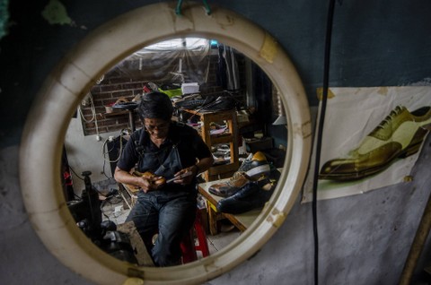 Pekerja menyelesaikan pembuatan sepatu berbahan kulit kaki ayam (ceker) di bengkel produksi Hirka Official, Bandung, Jawa Barat, Selasa (11/10/2022). Foto: Novrian Arbi/Antara Foto