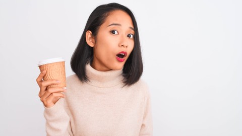 Ilustrasi perempuan minum kopi. Foto: Krakenimages.com/Shutterstock