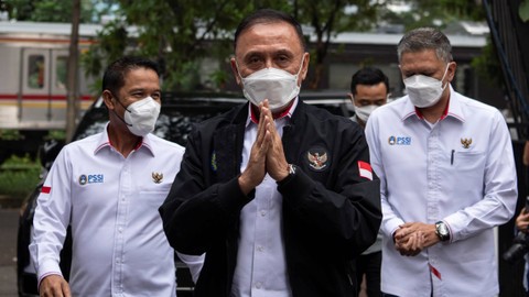 Ketua Umum PSSI Mochamad Iriawan (tengah) didampingi Wakil Ketua Iwan Budianto (kanan) dan Sekjen Yunus Nusi tiba untuk dimintai keterangan di Kantor Komnas HAM, Jakarta, Kamis (13/10/2022). Foto: Sigid Kurniawan/ANTARA FOTO