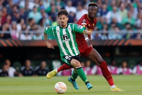 Pemain AS Roma Tammy Abraham berebut bola dengan pemain Real Betis pada pertandingan Grup C Liga Europa di Estadio Benito Villamarin, Seville, Spanyol. Foto: Marcelo Del Pozo/REUTERS