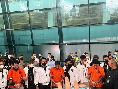 3 tersangka bos judi online yang ditangkap di Kamboja langsung dibawa ke Bareskrim, Sabtu (15/10/2022).  Foto: Dok. Div humas polri