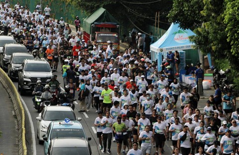 Sejumlah peserta beradu kecepatan saat mengikuti ajang Jakarta Marathon 2022 melintas di depan Gedung Kesenian Jakarta, Minggu (16/10/2022). Foto: Dok. Istimewa