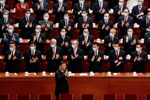 Presiden China Xi Jinping melambai saat ia tiba untuk upacara pembukaan Kongres Nasional Partai Komun... </div>
<div class=