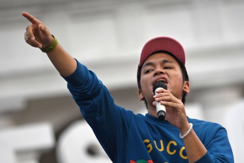 Penyanyi Calvin Jeremy melantunkan lagu andalannya dalam pagelaran Jazz Goes To Kota Tua di Taman Fatahillah, kawasan Kota Tua, Jakarta, Minggu (16/10/2022). Foto: Aditya Pradana Putra/ANTARA FOTO