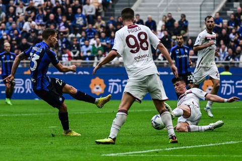 Pemain Inter Milan Nicolo Barella mencetak gol ke gawang Salernitana pada pertandingan lanjutan Liga Italia di San Siro, Milan, Italia.   Foto: Miguel MEDINA / AFP