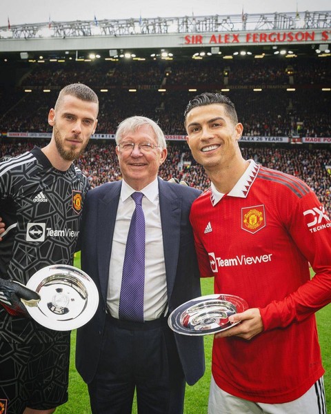 Sir Alex Ferguson bersama David de Gea dan Cristiano Ronaldo di Old Trafford, Minggu (16/10). Foto: Instagram/@manchesterunited