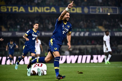 Koray Guenter saat laga Hellas Verona vs AC Milan dalam laga pekan ke-10 Liga Italia 2022/23 di Stadion Marcantonio Bentegodi, Verona, pada 17 Oktober 2022. Foto: Marco BERTORELLO / AFP