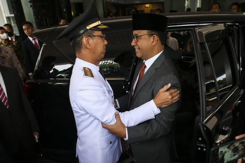 Penjabat Gubernur DKI Jakarta Heru Budi Hartono (kiri) berbincang dengan mantan Gubernur DKI Jakarta Anies Baswedan (kanan) usai dilantik di Kementerian Dalam Negeri, Jakarta, Senin (17/10/2022). Foto: Rivan Awal Lingga/Antara Foto