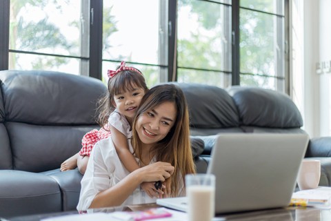 Ilustrasi Ibu Bekerja dengan Anak Perempuannya.   Foto: Shutterstock