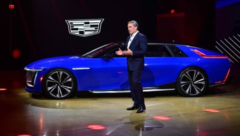 Mark Reuss, Presiden GM, berbicara selama peluncuran sedan listrik Cadillac Celestiq di Los Angeles, California, Senin (17/10/2022). Foto: FREDERIC J. BROWN/AFP