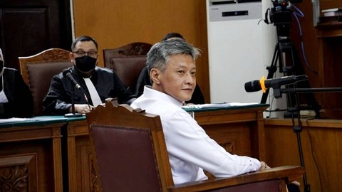 Terdakwa obstruction of justice kasus pembunuhan berencana Brigadir Yosua, Brigjen Hendra Kurniawan, bersiap jalani sidang perdana di Pengadilan Negeri Jakarta Selatan, Jakarta, Rabu (19/10/2022).
Foto: Jamal Ramadhan/kumparan