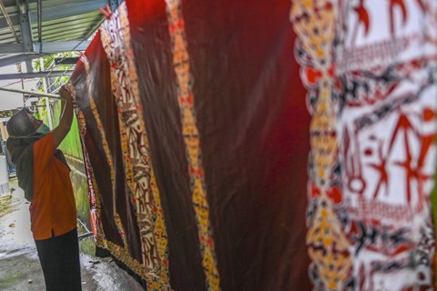 Perajin penyandang disabilitas menjemur kain batik di rumah Kelompok Usaha Bersama Disabilitas Batik (Kubedistik) di Kota Tarakan, Kalimantan Utara, Rabu (19/10/2022).  Foto: Galih Pradipta/Antara Foto