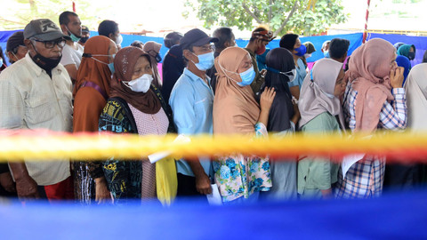 Warga antre untuk menerima bantuan sosial di Kantor Pos Indramayu, Jawa Barat, Kamis (15/9/2022). Foto: Dhedez Anggara/ANTARA FOTO