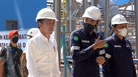Presiden Jokowi meninjau proyek pembangunan Top Submerge Lance (TSL) Ausmelt Furnace PT Timah Tbk di Kawasan Unit Metalurgi Muntok, Kabupaten Bangka Barat, Kamis (20/10/2022). Foto: PT Timah Tbk