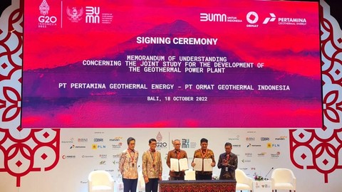 PT Pertamina Geothermal Energy (PGE) menandatangani nota kesepahaman dengan PT ORMAT Geothermal Indonesia dalam pengembangan PLTP dengan teknologi binary plant di Nusa Dua Bali, Selasa (18/10/2022). Foto: Dok. PGE