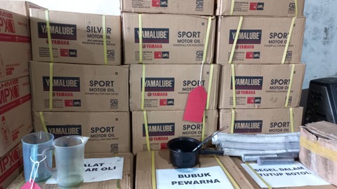 Penampakan oli palsu dari cairan parafin yang dikemas dalam botol merek oli terkenal, Yamalube dan AHM Oil. Foto: Intan Alliva Khansa/kumparan