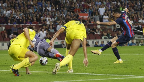 Pemain FC Barcelona Robert Lewandowski mencetak gol mereka Gol pertama saat pertandingan di Camp Nou, Barcelona, Spanyol. Foto: Albert Gea/Reuters